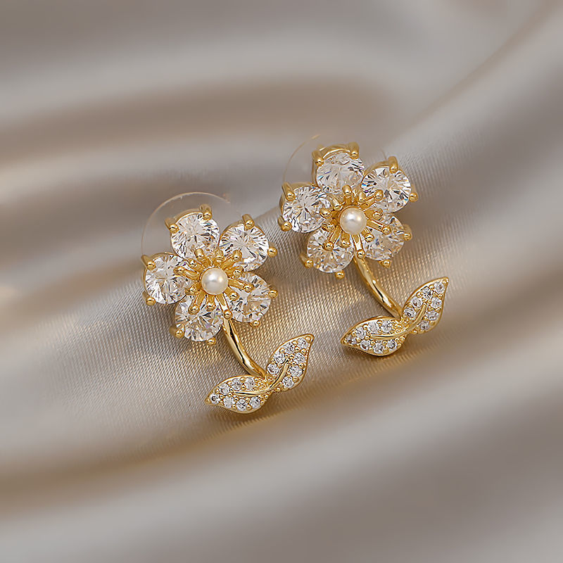 LF 2022新作水晶の花びら 高級感 ピアス