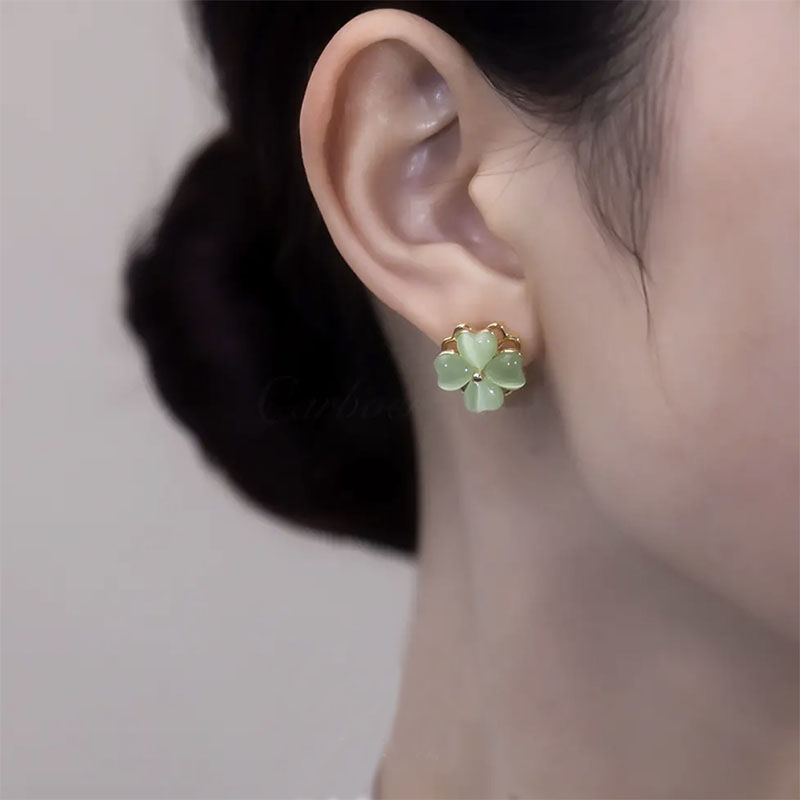 LF 新作 回転 クローバーピアス -- ホワイト/グリーン