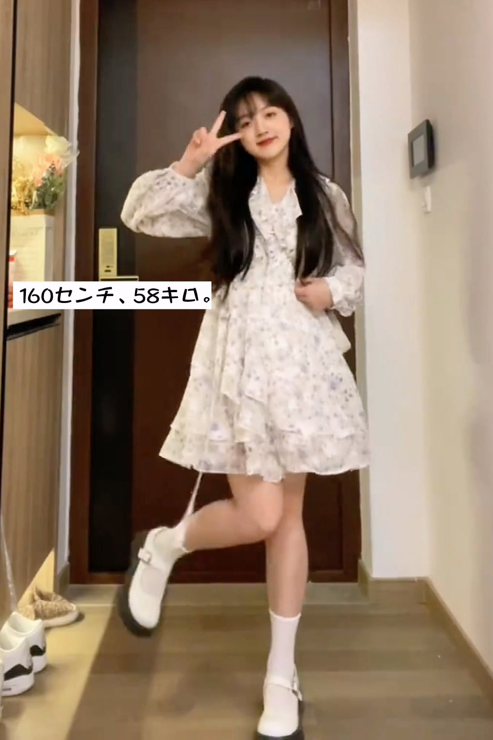 XYW 予約 2023春夏新作 Vネック パフスリーブ ふりふり パープル花柄のワンピース 優しい