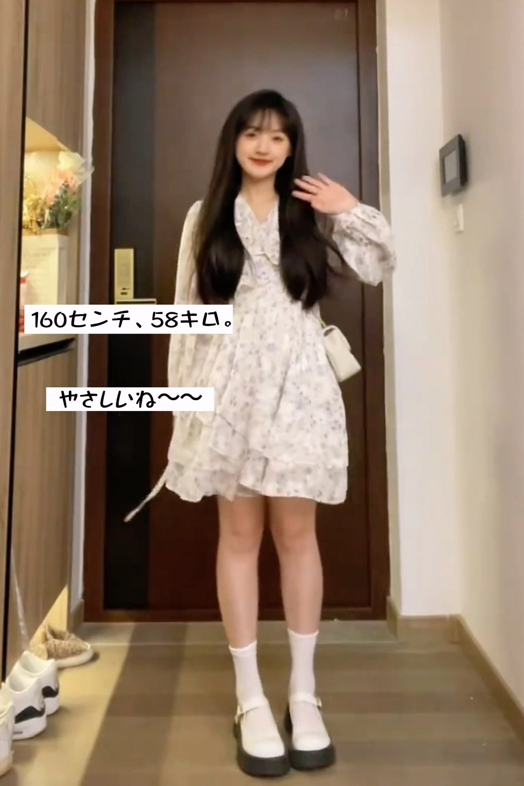 XYW 予約 2023春夏新作 Vネック パフスリーブ ふりふり パープル花柄のワンピース 優しい